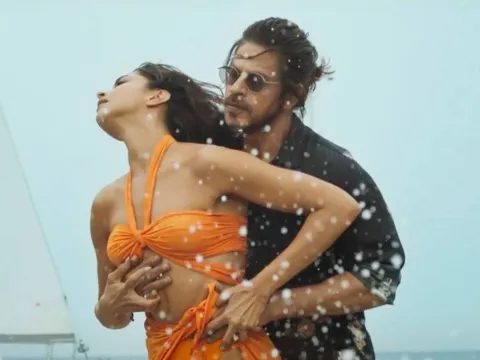 Shah Rukh Khan: The King Of Romance Has Ruled Bollywood With His Romantic Jodi's From 90's With Kajol To 20's With Deepika Padukone And More!