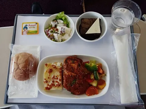 The Real Reason Behind Vistara’s ‘Hindu’ Vegetarian and ‘Muslim’ Non-Vegetarian Meal Designations Revealed
