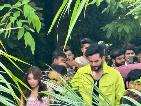 Leaked : Fukra Insaan aka Abhishek Malhan looks handsome in a picture with Jiya Shankar from the sets of their upcoming music video!