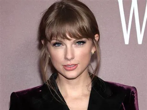 Christopher Nolan Applauds Taylor Swift's Independent Approach to 'Eras Tour' Release