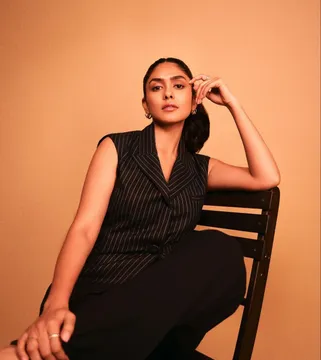 Mrunal Thakur Clinches Best Actress Award at The Oniros Film Awards, New York for Her Remarkable Performance in "Hi Nanna"