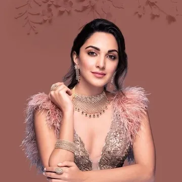 On the eve of Kiara Advani's 8th anniversary in Bollywood, the actress meets her fans to celebrate