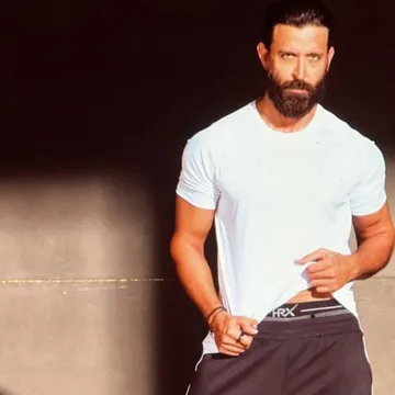 Hrithik Roshan dons the long hair look for his upcoming movie, fans drool over it!