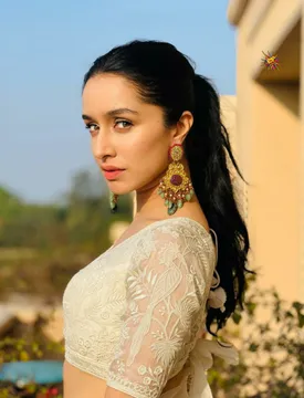 Shraddha Kapoor gets teary eyed as she croons to 'Teri Galiyaan' in a virtual fan meet!