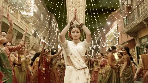 Sanjay Leela Bhansali’s Dholida from Gangubai Kathiawadi is yet another musical masterpiece!