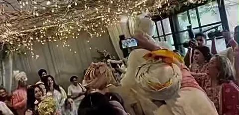 Ranbir Kapoor Kneels In Front Of Alia and kisses her During Varmala, Watch Video & Unseen Pics HERE: