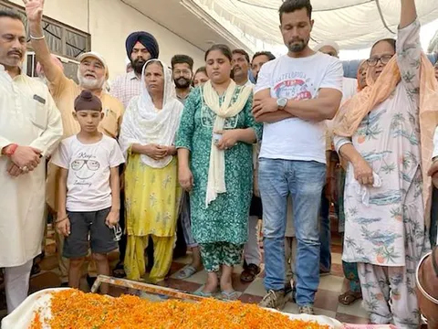 Randeep Hooda Performs Last Rites, Keeping His Promis To Sarbjit Singh's Sister Dalbir Kaur.