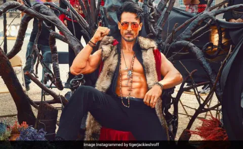 Heropanti 2 : Tiger Shroff gets mobbed by a sea of fans outside Gaiety Galaxy