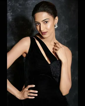 Erica Fernandes to walk for prominent Mexico designers at Dubai Expo Fashion week , represent the country as the only Indian female model !
