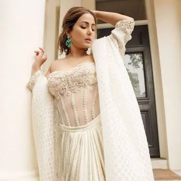 Hina Khan’s gorgeous pictures from the UK Asian film festival are going viral on the internet. Let's have a look!