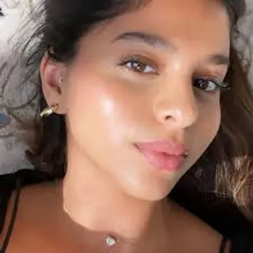 Suhana Khan looks sublime in her 'Do Not Disturb' mode ahead of New Year in PHOTOS; Shanaya says 'STOP'!