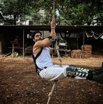 Bollywood actor Gurmeet Choudhary preps for a special project! Any guesses what it is? 