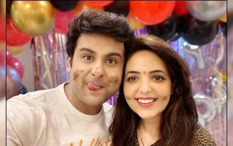 Vickat Wedding: Sugandha Mishra and Sanket Bhosale Mocks Restrictions and Media Coverage; Watch Here