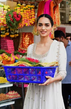 Manushi Chhillar visits Shri Siddhi Vinayak Ganapati Pandir to seek blessings on Samrat Prithviraj's release date!