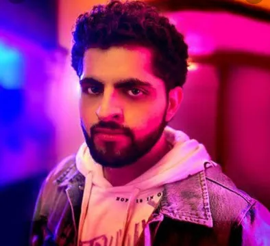 Singer Raj Pandit along with Jonita Gandhi bring the perfect romantic anthem Gallaan Teriyaan for long-distance lovers