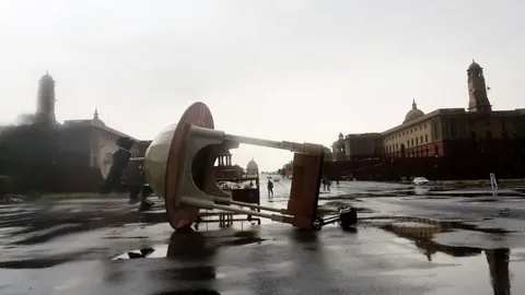 Delhi's heavy Rains leads to 2  deaths and many trees uproot Jama Majid's Dome Damage