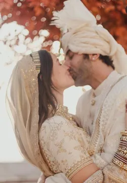 Alia Bhatt & Ranbir Kapoor's Wedding: Hold Your Hearts To These Dreamy Pictures; First Official Pictures Inside: