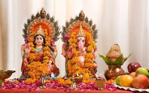 Diwali Laxmi Ganesh Bhog Shubh Muhurat 2022: दिवाली के दिन माता लक्ष्मी,  गणेश को लगायें इन चीजों का भोग - Prabhat Khabar