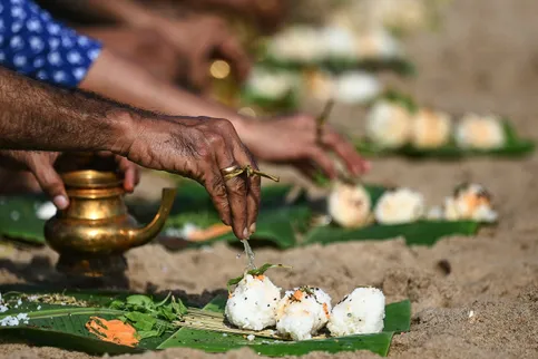 pitru paksha 2025 pitro ko jal kis samay dena chahiye jal dene ke niyam and  mantra Pitru Paksha: पितृ पक्ष में पितरों को जल अर्पित का उत्तम समय क्या  है? जानें जल