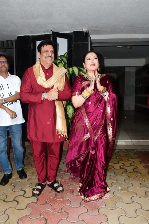 हाल ही में खबरें आई थीं कि सुनीता आहूजा ने गोविंदा पर 'चीटिंग' का आरोप लगाते हुए तलाक के लिए अर्जी दी है. लेकिन अब गणेष चतुर्थी के मौके पर सुनीता और गोविंदा को एक साथ देखा गा