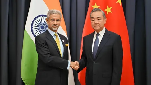 अमेरिका से जारी टैरिफ विवाद के बीच वांग यी की भारत यात्रा क्यों है  महत्वपूर्ण?