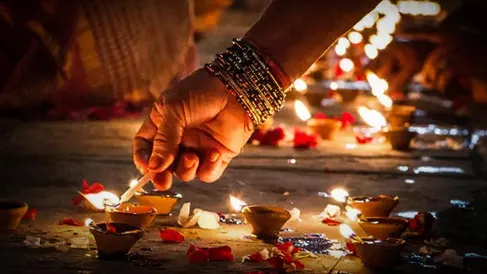 Dev Deepawali 2020: कार्तिक पूर्णिमा के दिन मंदिरों में कब होगा दीपदान,  क्या है इससे जुड़ी मान्यताएं, शुभ मुहूर्त और पूजा विधि - Prabhat Khabar