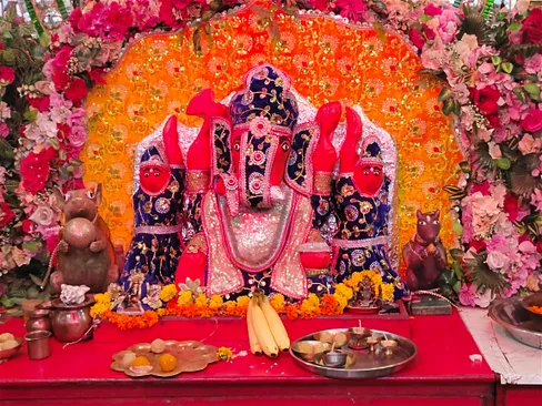 350 years old tradition of Ganesha of Gwalior | ग्वालियर के अर्जी वाले गणेश  की 350 साल पुरानी परंपरा: सिर्फ राजस्थानी लड्डू का लगता है भोग; विशेष पोशाक  से होगा ...