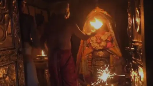 उज्जैन: केसर चंदन का उबटन, गर्म जल से स्नान, गर्भगृह में फुलझड़ी... बाबा  महाकाल के दरबार में कैसे मनी दिवाली? | Ujjain Baba Mahakal temple Diwali  celebration bhole nath ...
