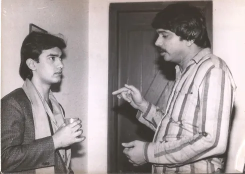 Aamir Khan chats with journalist Chaitanya Padukone during earl0006