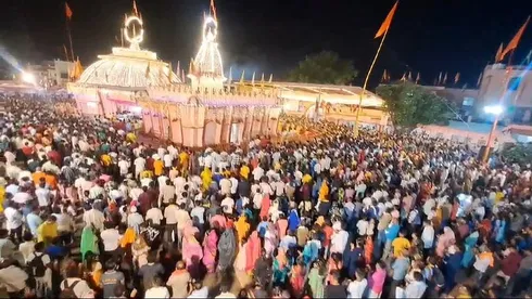 Khandwa: On The Occasion Of Guru Purnima, Maha Aarti Was Performed At Shri Dadaji  Dham - Khandwa News - Khandwa:गुरु पूर्णिमा पर्व पर श्री दादाजी धाम में हुई  महाआरती, पचास हजार से