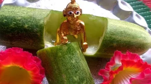 क्या सच में खीरे के बीना अधूरी है जन्माष्टमी की पूजा, रात 12 बजे ही क्यों  काटा जाता है इसे? - why is cucumber cut on the occasion of  janmashtami-mobile