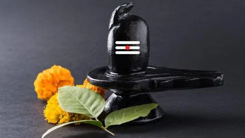 तीसरा सोमवार: भोलेनाथ के लिए खास है ये सोमवार, करियर से लेकर धन तक का देते  हैं आर्शीवाद - importance of teesra somvar in sawan - AajTak
