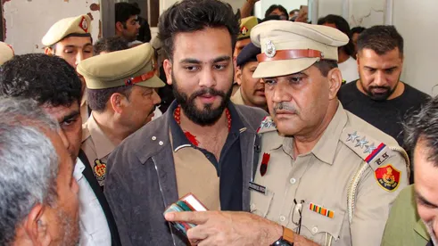 ईडी ने यूट्यूबर एल्विश यादव और अन्य के खिलाफ मनी लॉन्ड्रिंग मामले में  संपत्तियां कुर्क कीं - द हिंदू