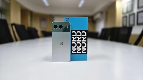  OnePlus Nord 4  OnePlus Nord 4 में Snapdragon 7+ Gen 3 प्रोसेसर, 100W चार्जिंग, मेटल बॉडी और OxygenOS के साथ 4 साल के अपडेट मिलते हैं। थर्मल कंट्रोल और कैमरा ठीक-ठाक हैं, लेकिन इसका परफॉर्मेंस और प्रीमियम फील इसे खास बनाता है। यह स्मार्टफोन आमतौर पर 25,000 रुपये से ज्यादा कीमत में आता है, लेकिन सेल या बैंक ऑफर में इसे कम दाम में खरीदा जा सकता है। फिलहाल Flipkart पर 8GB + 128GB वेरिएंट वाला OnePlus Nord 4 23,891 रुपये मिल रहा है।