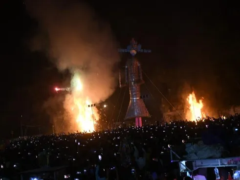 Ravana Dahan will take place at six spots | ग्वालियर में छह जगह हुआ रावण दहन:  रावण, मेघनाथ, कुंभकर्ण के पुतले बनाने में लगे 18 दिन, 40 सेकंड में हो गया  दहन -