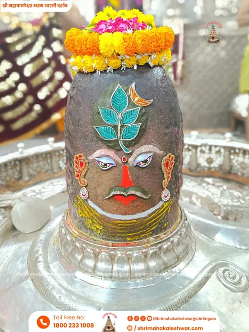 भगवान महाकाल को मस्तक पर रजत चंद्र, भांग, चंदन और गुलाब की माला अर्पित की।