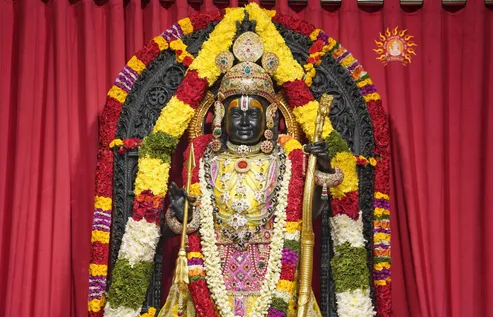 गर्मी के बीच भी अयोध्या में भीड़