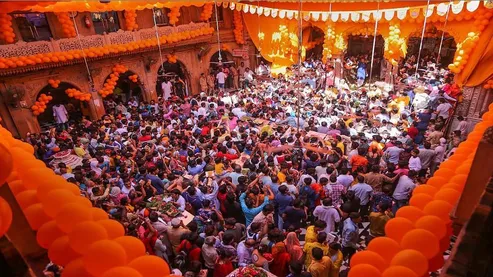 Krishna Janmashtami Celebrations In Banke Bihari Temple Vrindavan - Amar  Ujala Hindi News Live - Janmashtami 2022:वृंदावन के बांकेबिहारी मंदिर में  उमड़ी भक्तों की भीड़, आधी रात को हुई मंगला ...