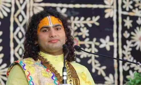 कौन हैं Aniruddhacharya महाराज? कथा सुनाने की लेते इतनी फीस, जानिए उनकी  पूरी Lifestory - aniruddhacharya ji maharaj ki puri lifestory big boss ka  offer reject kiya-mobile