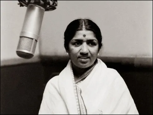 Lata Mangeshkar Death: लता मंगेशकर की आवाज रच देती थी नायिकाओं का किरदार - Lata  Mangeshkar Death News Update Lata Mangeshkars voice used to create  character of Film Actress