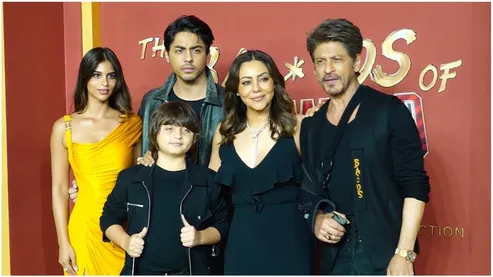 Shah Rukh Khan,Gauri Khan Aryan Khan,Suhana,Abram At The Screening Of The  Bad Of Bollywood - YouTube