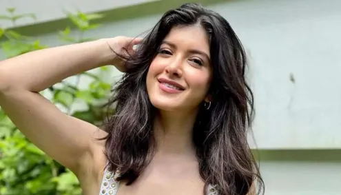 Sanjay Kapoor daughter Shanaya Kapoor shares bathroom photos actress gave  killer pose in front of mirror | संजय कपूर की बेटी ने शेयर की बाथरूम फोटोज,  22 की उम्र में तोड़ी बोल्डनेस