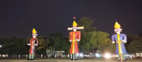 Burning of 105 feet high effigy of Ravana in Kolar | भोपाल में 105 फीट के  रावण का दहन: कोलार-बिट्‌टन मार्केट समेत 30 जगह आयोजन, आतिशबाजी भी हुई; चल  समारोह निकले -