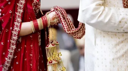 why do bride and bridegroom take seven saat phere round during  marriage-विवाह के समय क्यों लिए जाते हैं 7 फेरे? सात वचनों में पति- पत्नी  एक दूसरे से क्या करते हैं वादा,