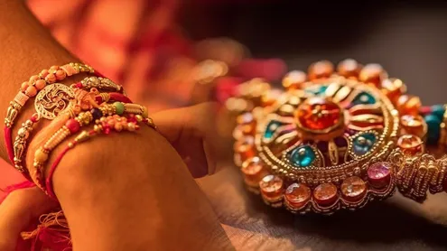 रक्षाबंधन 2023: भाइयों की कलाई पर सजी राखी का क्या करना चाहिए, इधर-उधर  फेंकना होता है अशुभ | Raksha bandhan 2023 what to do with the weaing rakhis  after festival vastu tips