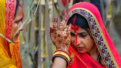 छठ पूजा के दौरान पानी में खड़े होकर व्रती महिलाएं क्यों लगाती हैं एक-दूसरे  की नाक से सिंदूर? | why do fasting women apply sindoor on each others nose  while standing in