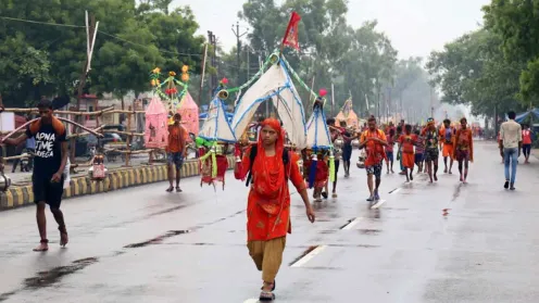 क्या महिलाएं भी कांवड़ यात्रा में हो सकती हैं शामिल? जानें सही नियम | can  women also participate in kanwar yatra during sawan | HerZindagi