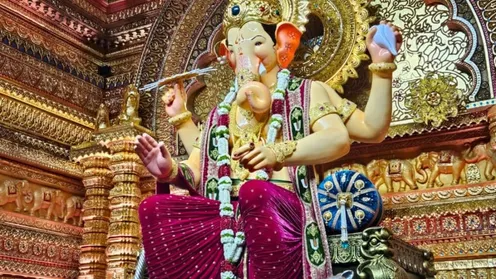 Lalbaugcha Raja 2025 First Look: लालबागचा राजा के प्रथम दर्शन, यहां देखें  बप्पा के मनमोहक रूप की पहली झलक | Lalbaugcha Raja 2025 First Look See  Photos Here is Lalbaugcha Raja 2025 Darshan Dharma
