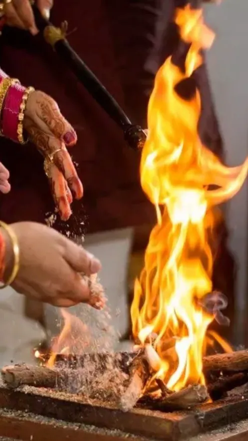 हवन में कितनी आहुति देनी चाहिए? जानिए क्या है सही नियम - India TV Hindi