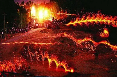 Hingote war happened after two years throw Hingote at each other | दो साल  बाद हुआ हिंगोट युद्ध, एक-दूसरे पर हिंगोट फेंके, 15 योद्धा घायल